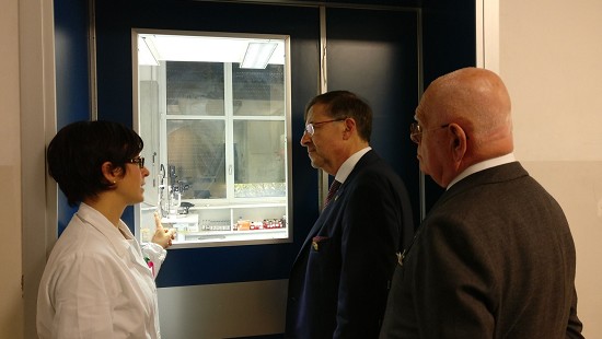 La dr.ssa Randazzo ed il Presidente Moretti illustrano al Direttore Internazionale le attrezzature dei laboratori.